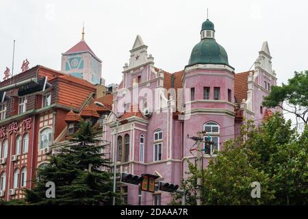 Qingdao / China - 5. August 2015: Alte deutsche Kolonialgebäude in der Innenstadt von Qingdao, China Stockfoto