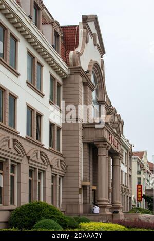 Qingdao / China - 5. August 2015: Alte deutsche Kolonialgebäude in der Innenstadt von Qingdao, China Stockfoto