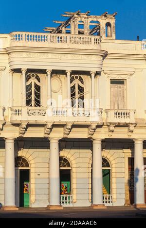 Kuba, Cienfuegos, Kolonialgebäude an der Straße neben dem Parque Martí Stockfoto