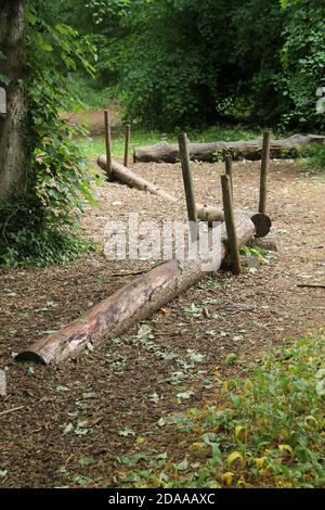 Ein Satz Holzbalance Logs in einem Woodland Spielbereich. Stockfoto