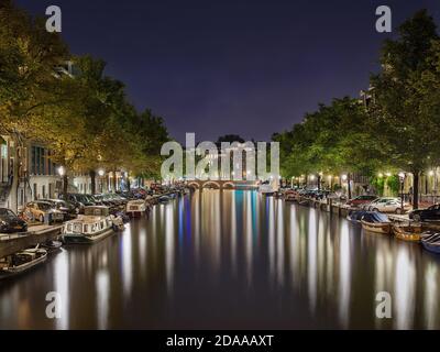 Nachtszene im historischen Grachtengürtel von Amsterdam, Niederlande Stockfoto