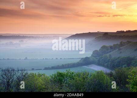 Sonnenaufgang am südlichen Rand des Nadder Valley, in der Nähe von Fovant im Südwesten von Wiltshire. Stockfoto
