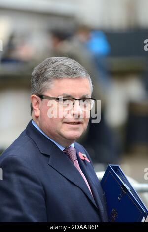 Robert Buckland MP (Lord Chancellor und Secretary of State for Justice) in Downing Street nach einer Kabinettssitzung am 10. November 2020 Stockfoto