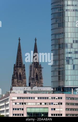 Geographie / Reisen, Deutschland, Nordrhein-Westfalen, Köln, Kölner Dom nach mehrgeschossigem Gebäude, Additional-Rights-Clearance-Info-not-available Stockfoto