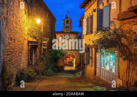 Porte de l'Horloge, im französischen mittelalterlichen Bergdorf Cordes-sur-Ciel. Stockfoto