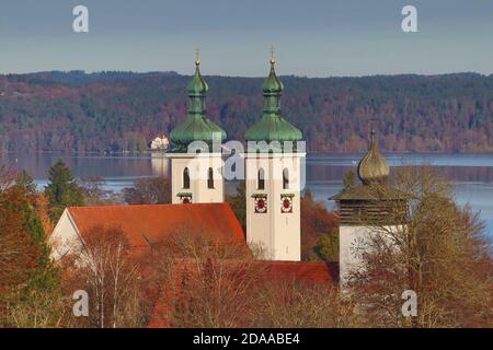 LK Starnberg, Deutschland 8. November 2020: Impressionen Herbst - 2020 Herbst am Starnberger See, Bayern, Oberbayern, Fuenfseenland, Tutzing, Pfarrkirche St. Josef mit der evangelischen Kirche und dem ruhigen See - weltweit Stockfoto