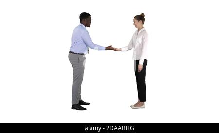Afrikanischer Mann und kaukasische Frau geben niedrige fünf auf Weiß Rückenverspan Stockfoto