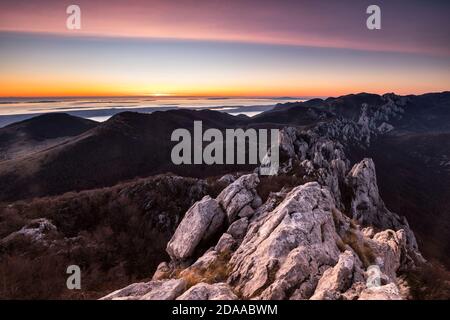 Blick auf die kroatische Küste vom Velebit Berg bei Sonnenuntergang Stockfoto