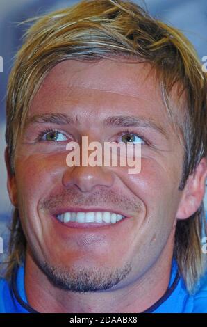 2. September 2005 England Fußball Kapitän David Beckham spricht bei einer Pressekonferenz im Holland House Hotel in Cardiff, Wales, UK vor der Mannschaft WM Qualifier gegen Wales im Millennium Stadium. Stockfoto