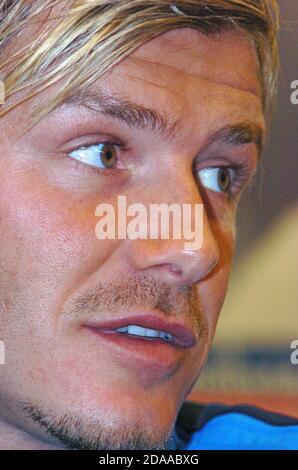 2. September 2005 England Fußball Kapitän David Beckham spricht bei einer Pressekonferenz im Holland House Hotel in Cardiff, Wales, UK vor der Mannschaft WM Qualifier gegen Wales im Millennium Stadium. Stockfoto