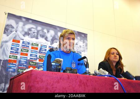 2. September 2005 England Fußball Kapitän David Beckham spricht bei einer Pressekonferenz im Holland House Hotel in Cardiff, Wales, UK vor der Mannschaft WM Qualifier gegen Wales im Millennium Stadium. Stockfoto