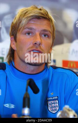 2. September 2005 England Fußball Kapitän David Beckham spricht bei einer Pressekonferenz im Holland House Hotel in Cardiff, Wales, UK vor der Mannschaft WM Qualifier gegen Wales im Millennium Stadium. Stockfoto