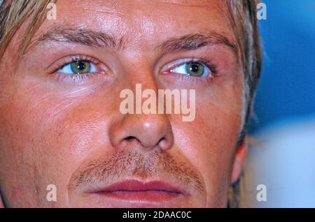 2. September 2005 England Fußball Kapitän David Beckham spricht bei einer Pressekonferenz im Holland House Hotel in Cardiff, Wales, UK vor der Mannschaft WM Qualifier gegen Wales im Millennium Stadium. Stockfoto