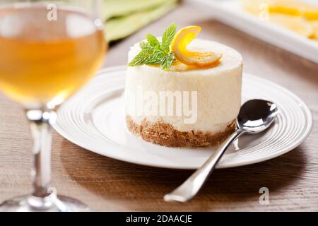 Hausgemachter Käsekuchen mit Bio-Orangenscheiben Stockfoto