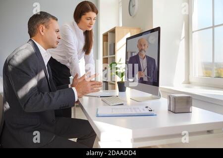 Mann und Frau aus der Ferne bieten professionelle Beratung und Ideen und beraten den Kunden bei seiner Bestellung. Stockfoto