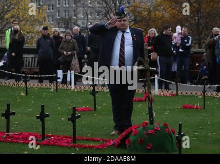 Mitglieder der Öffentlichkeit und Veteranen zollen ihren Respekt, während sie im war Memorial Tribute Garden in Edinburgh ein zweiminütiges Schweigen halten, um an die Kriegtot am Waffenstillstandstag zu erinnern. Stockfoto