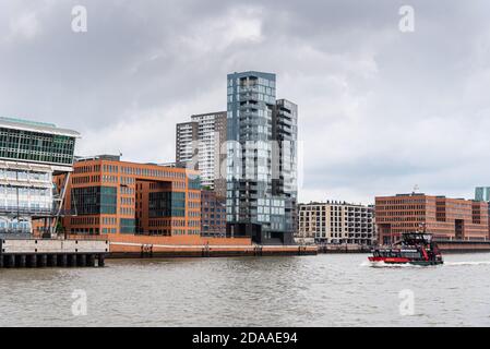 Hamburg, Deutschland - 4. August 2019: Alte Lagerhallen als Luxus-Wohnhäuser und Bürogebäude saniert Stockfoto