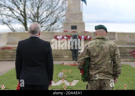 Southend-on-Sea Essex, Großbritannien. November 2020. Öffentliche und ehemalige Militärangehörige treffen sich zum Gedenken an den Waffenstillstand am Southend on Sea Kriegsdenkmal in Essex Credit: MARTIN DALTON/Alamy Live News Stockfoto