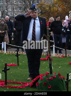 Mitglieder der Öffentlichkeit und Veteranen zollen ihren Respekt, während sie im war Memorial Tribute Garden in Edinburgh ein zweiminütiges Schweigen halten, um an die Kriegtot am Waffenstillstandstag zu erinnern. Stockfoto