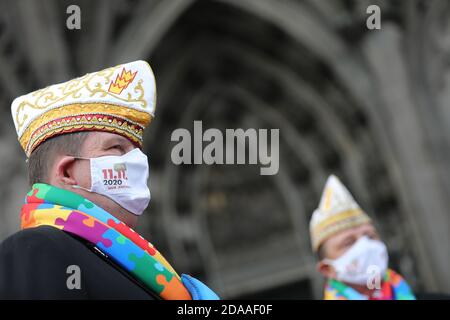 Köln, Deutschland. November 2020. Vor der Kathedrale stehen Karnevalsmasken. Wegen Corona wird der Beginn der Karnevalssaison am 11.11. Abgesagt. Die Polizei in Nordrhein-Westfalen soll die Einhaltung der Corona-Regeln überwachen. Quelle: Oliver Berg/dpa/Alamy Live News Stockfoto