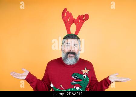 Ich werde Rudolf im Jahr 2021 Foto von einem charmanten Mann mit einem weißen Bart, ein Mann zuckend, Schultern in einer guten Stimmung zeigt sein neues Jahr, traditionell Stockfoto