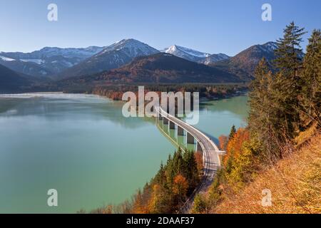 Geographie / Reisen, Deutschland, Bayern, Lenggries, herbstlicher Bergwald bis zur Brücke bei Sylvenstein, Additional-Rights-Clearance-Info-not-available Stockfoto