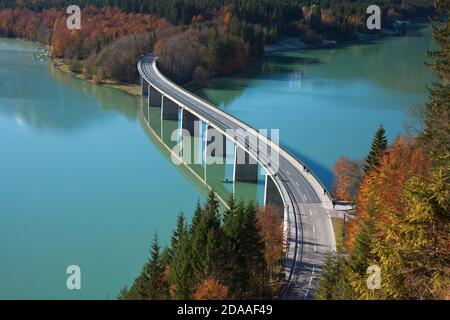 Geographie / Reisen, Deutschland, Bayern, Lenggries, herbstlicher Bergwald bis zur Brücke bei Sylvenstein, Additional-Rights-Clearance-Info-not-available Stockfoto