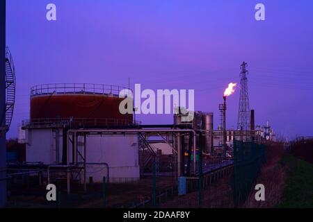 Gasflackhaufen, der überschüssige Gase in der petrochemischen Anlage bei verbrennt Twilight selby vereinigtes Königreich Stockfoto