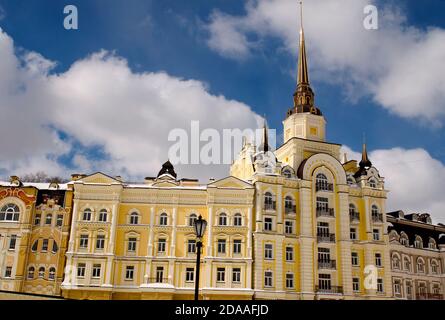 Schönes Gebäude auf Vozdvizhenskaya Straße. Kiew, Ukraine Stockfoto