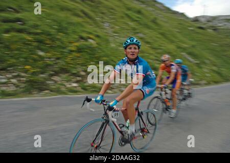 Der ehemalige französische Rennradfahrer Thomas Voeckler tritt 2005 auf der 10. Etappe der Tour de France am Cormet de Roselend in den französischen Alpen an. Stockfoto