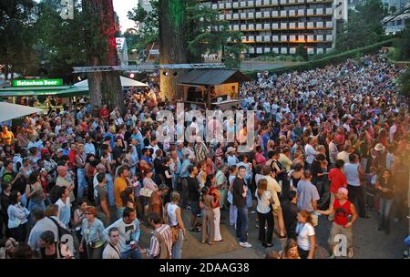 Im Parc de Vernex versammeln sich während des Montreux 2005 Menschenmassen Jazzfestival in der Schweiz am Ufer des Genfer Sees Stockfoto