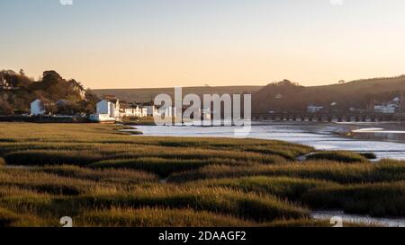 Mildes Abendlicht über der Torridge Mündung mit Blick auf Bideford. Stockfoto