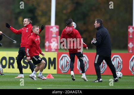 Cardiff, Großbritannien. November 2020. Gareth Bale aus Wales (l.) reagiert am Mittwoch, den 11. November 2020, während der Trainingseinheit des Fußballteams von Wales im Vale Resort, Hensol, in der Nähe von Cardiff. Das Team bereitet sich auf das nächste Spiel vor, ein Freundschaftsspiel gegen die USA morgen. Dieses Bild darf nur für redaktionelle Zwecke verwendet werden. Nur redaktionelle Verwendung, Lizenz für kommerzielle Nutzung erforderlich. Keine Verwendung in Wetten, Spiele oder ein einzelner Club / Liga / Spieler Publikationen. PIC von Andrew Orchard / Andrew Orchard Sport Fotografie / Alamy Live News Credit: Andrew Orchard Sport Fotografie / Alamy Live News Stockfoto