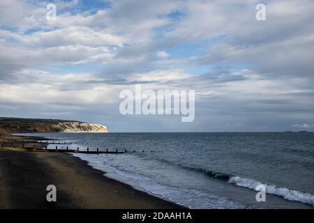 Sandown Strand außerhalb der Saison und Blick auf Culver Cliff, Insel Wight Stockfoto