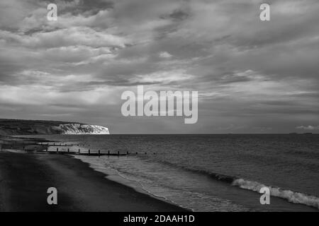 Sandown Strand außerhalb der Saison und Blick auf Culver Cliff, Insel Wight Stockfoto