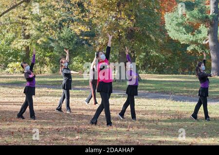 Chinesisch-amerikanische Frauen maskiert und distanziert bei einem Tanzkurs in Kissena Park, Flushing, Queens, New York City. Stockfoto