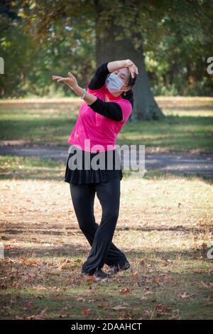 Der Lehrer an einem asiatisch-amerikanischen Tanzkurs in Kissena Park, Flushing, Queens, New York City. Stockfoto