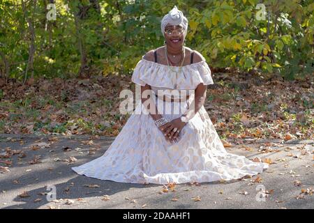Posed Porträt einer sehr attraktiven jungen Dame mit einem unverwechselbaren persönlichen Stil. In einem Park in Queens, New York City. Stockfoto