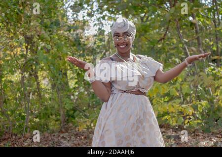 Posed Porträt einer sehr attraktiven jungen Dame mit einem unverwechselbaren persönlichen Stil. In einem Park in Queens, New York City. Stockfoto