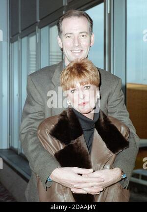 Englischer Komiker und Fernsehmoderator Michael Barrymore und Ehefrau Cheryl Am Flughafen London Heathrow im März 1990 Stockfoto