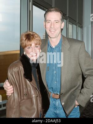 Englischer Komiker und Fernsehmoderator Michael Barrymore und Ehefrau Cheryl Am Flughafen London Heathrow im März 1990 Stockfoto