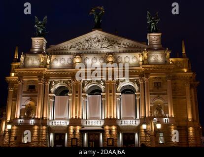 Nächtliche Beleuchtung des berühmten Lviv National Academic Theater der Oper Und Ballett nach Solomiya Krushelnytska benannt Stockfoto