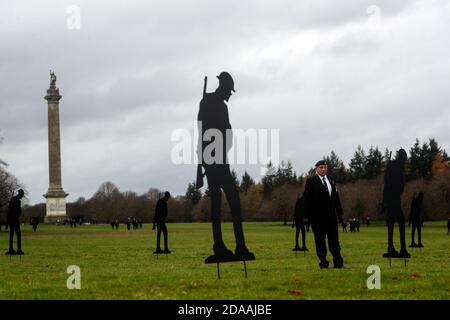 Bob Amis aus Oxfordshire, der beim 5. Bataillon der Royal Green Jackets diente, steht unter zweihundert Silhouetten von Soldaten, die der Witney-basierte Künstler Dan Barton in Blenheim Palace Gardens in Woodstock, Oxfordshire, geschaffen hat, um an die Kriegstoten am Waffenstillstandstag zu erinnern. Stockfoto