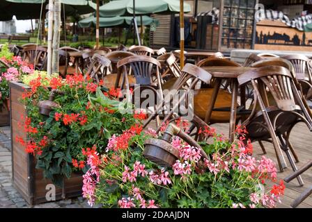 Geschlossenes Café-Restaurant mit Holzstühlen, auf Tischen im Freien in Lviv, Ukraine gestapelt Stockfoto