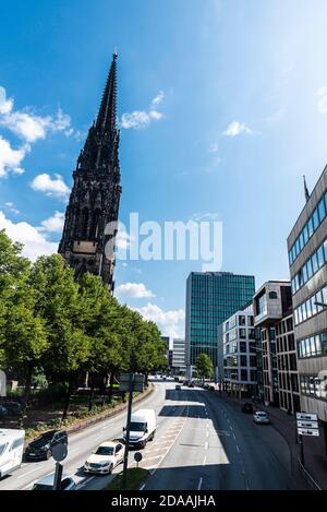 Hamburg, Deutschland - 21. August 2019: Überblick über die Herrengraben Straße, Stadtstraße mit Verkehr und den Glockenturm von St. Nikolai in Hamburg, Deutschland Stockfoto