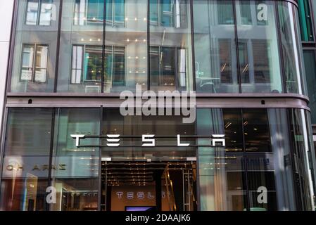 Hamburg, 23. August 2019: Tesla-Marke und -Logo in der Fassade eines Tesla Motors Autohauses in große Bleichen, Einkaufsstraße Neustadt, Stockfoto