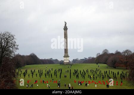 In Blenheim Palace Gardens in Woodstock, Oxfordshire, stehen Menschen unter zweihundert Silhouetten von Soldaten, die der Witney-Künstler Dan Barton geschaffen hat, um an die Kriegstoten am Waffenstillstandstag zu erinnern. Stockfoto