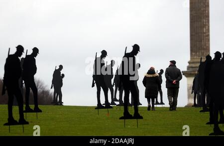 In Blenheim Palace Gardens in Woodstock, Oxfordshire, stehen Menschen unter zweihundert Silhouetten von Soldaten, die der Witney-Künstler Dan Barton geschaffen hat, um an die Kriegstoten am Waffenstillstandstag zu erinnern. Stockfoto