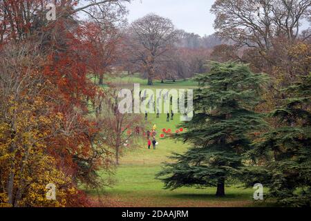 In Blenheim Palace Gardens in Woodstock, Oxfordshire, stehen Menschen unter zweihundert Silhouetten von Soldaten, die der Witney-Künstler Dan Barton geschaffen hat, um an die Kriegstoten am Waffenstillstandstag zu erinnern. Stockfoto