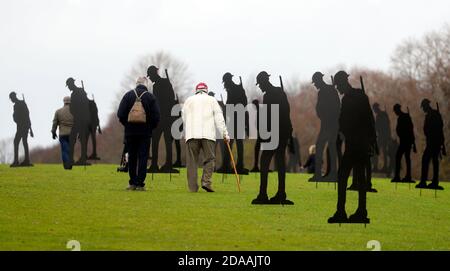 In Blenheim Palace Gardens in Woodstock, Oxfordshire, stehen Menschen unter zweihundert Silhouetten von Soldaten, die der Witney-Künstler Dan Barton geschaffen hat, um an die Kriegstoten am Waffenstillstandstag zu erinnern. Stockfoto